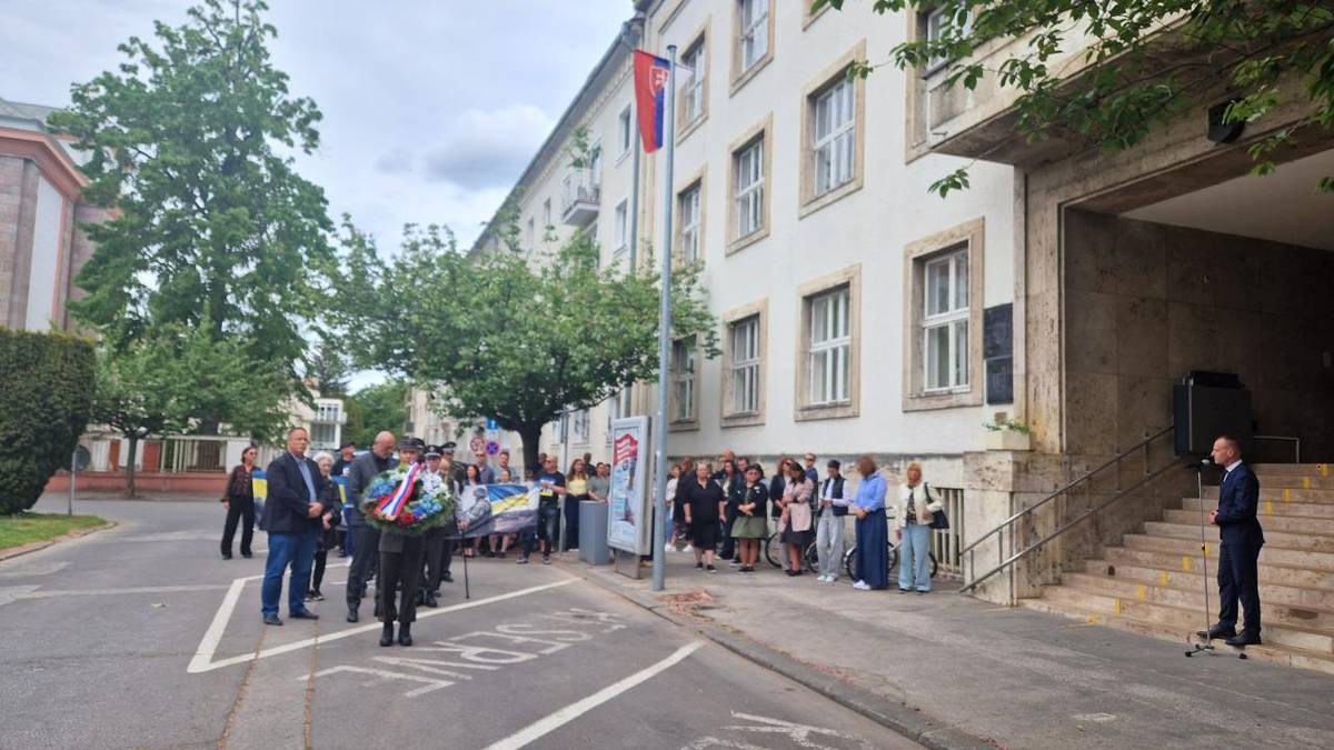 Piešťany si vo štvrtok 7. mája pietnym aktom kladenia vencov pripomenuli 81. výročie ukončenia druhej svetovej vojny a Deň víťazstva nad fašizmom.