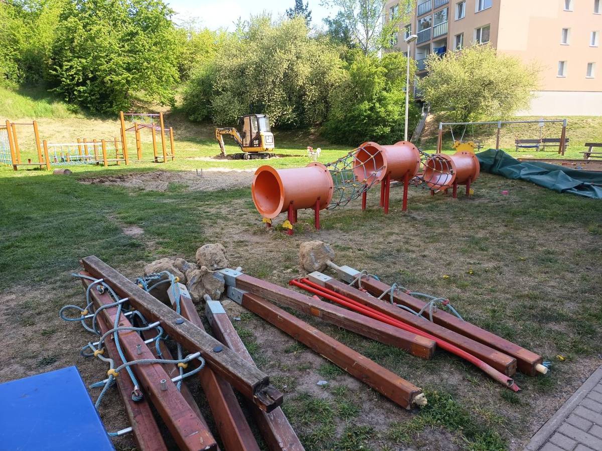 Na Sahaře pokračuje rekonstrukce dětského hřiště. Projekt jsme upravili tak, aby lépe vyhovoval místním potřebám. Bude hotovo v sobotu, dále se bude čekat, až vytvrdne beton. Děkujeme obyvatelům sídliště, dětem i rodičům za trpělivost.