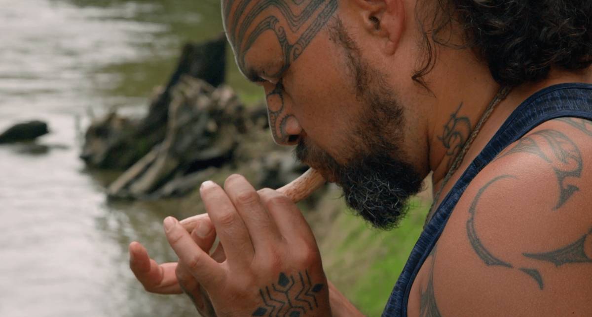 Cestafest a oldřichovská knihovna vás srdečně zvou na promítání dokumentárního filmu Já jsem řeka, řeka je mnou (I Am The River, The River Is Me).  Kdy: středa 20. 5. 2026 od 19:30 Kde: v prostorách oldřichovské knihovny Režie: Petr Lom (2024) Délka: 89 min. O čem film je?  Whanganui je nejdelší splavná řeka Nového Zélandu. V roce 2017 získala světové prvenství: novozélandský parlament jí přisoudil status živoucí osoby s vlastními právy a povinnostmi. Kdo řece ublíží (například znečišťováním), musí počítat s vážnými postihy. Místní maorská komunita Iwi, která řeku vnímá jako jednoho ze svých předků, o tuto legislativní úpravu usilovala přes 170 let.  Poctu posvátnému vodnímu toku vzdává i tento vizuálně podmanivý dokument. Domorodý průvodce Ned Tapa nás bere na pětidenní plavbu po řece dlouhé skoro 300 kilometrů. Během poklidné cesty malebnou krajinou poznáváme místní ekosystém a maorskou kulturu, ale nahlédneme i do traumatické koloniální historie.  Etnografický film režiséra českého původu Petra Loma je nenásilnou výzvou k tomu, abychom se k planetě zkusili chovat jako ke svému bližnímu.  Film promítáme v rámci projektu Promítej i ty. https://www.promitejity.cz/  Jakub Kabíček