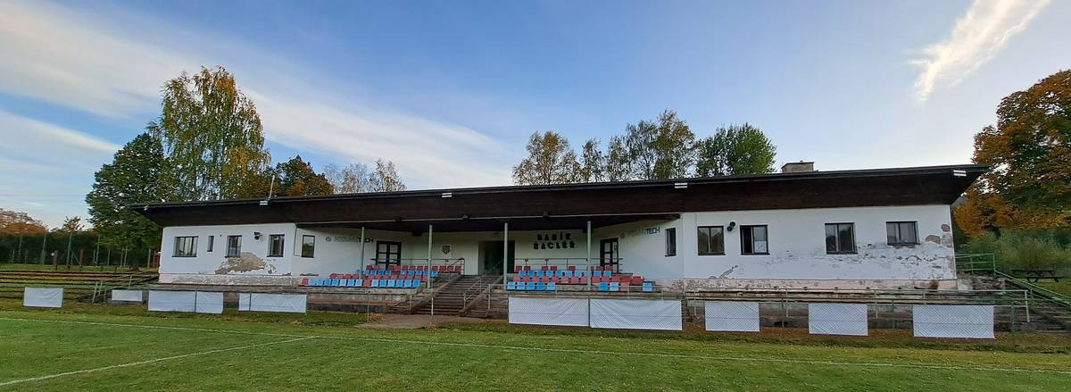 Přes rok trvající kompletní rekonstrukce zázemí fotbalového stadionu TJ Baník Žacléř je dokončena. Naše město má po mnoha letech moderní, funkční a reprezentativní sportovní stánek, na který můžeme být hrdí a který bude využíván i pro další veřejné společenské akce jako např. víkendové zahájení cyklosezóny nebo letní kino apod. Velké poděkování patří všem, kteří se na projektu od roku 2019 až doposud podíleli, speciálně pak dodavatelské firmě Anton a syn s.r.o. za kvalitně odvedenou práci a Královéhradeckému kraji za podporu v podobě individuální dotace 2 mil. Kč. Všem sportovcům, malým nadějím i fanouškům přejeme, aby jim nové prostředí přinášelo radost a mnoho vítězných okamžiků.