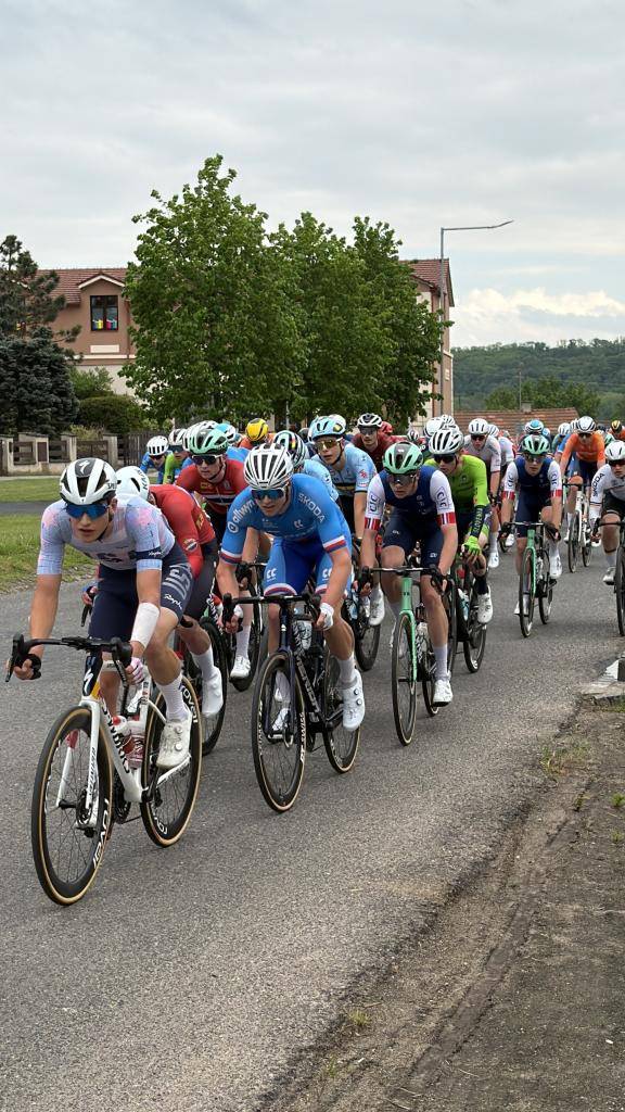 V pátek 8. května projeli Radovesicemi účastníci prestižního cyklistického Závodu míru juniorů. Mladé cyklistické naděje z mnoha zemí světa přivítali místní obyvatelé.