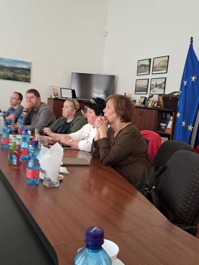 Hnúšťa, 7.5.2026 - V utorok 5. mája sa na pracovnom stretnutí v kancelárii primátora Hnúšte Martina Pliešovského zišli zástupcovia samospráv severnej časti územia UMR Rimavská Sobota.
