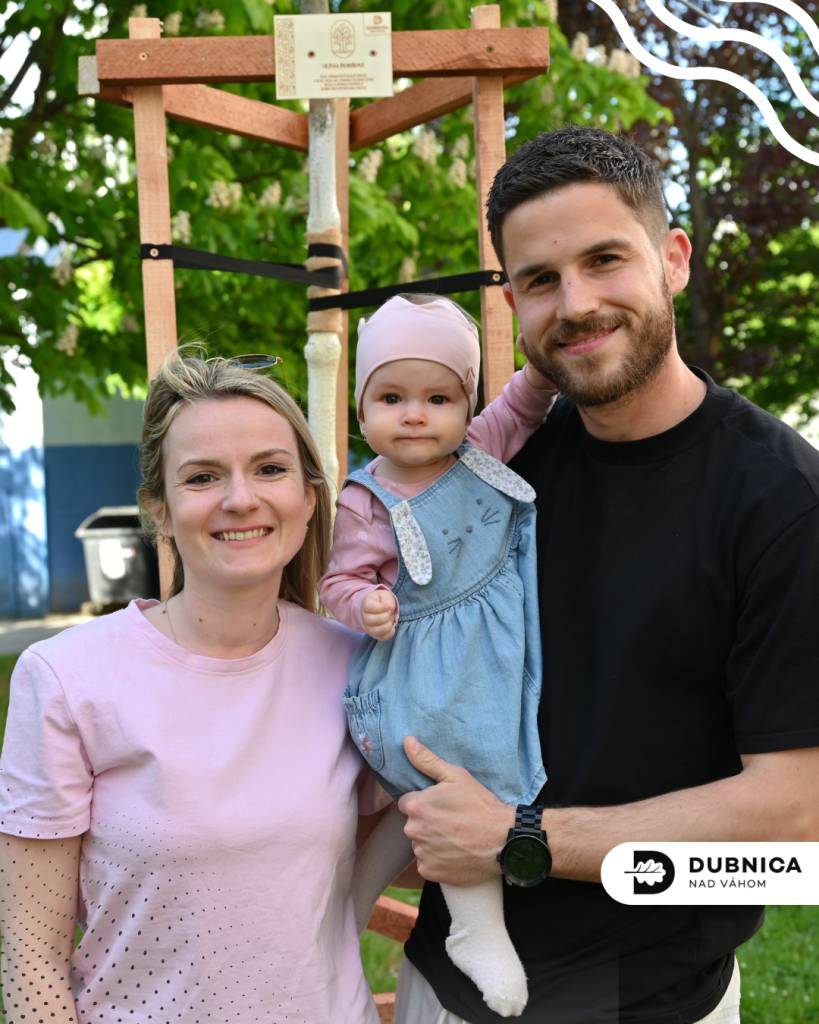 Počas jesenných a zimných mesiacov prišli na svet desiatky malých Dubničaniek a Dubničanov. Rodičia tých detí, ktorí si ako darček na slávnosti Vítania občiankov zvolili sadeničku s menom dieťaťa, boli tento týždeň pozvaní na odovzdávanie stromčekov.