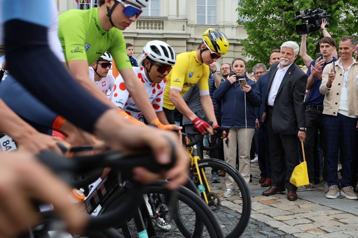 Dnes odpoledne se roudnické Karlovo náměstí stalo dějištěm startu druhé etapy prestižní mezinárodní cyklistické soutěže Závod míru juniorů/Course de la Paix Juniors. Návštěvou nás poctil i prezident republiky Petr Pavel.   Starosta města František Padělek ho přivítal na radnici a na závěr setkání s širším vedením města i organizačním týmem závodu mu věnoval nově vydanou knihu Dějiny města Roudnice nad Labem.     Mladí závodníci si z rukou prezidenta převzali vedoucí trikoty a na jeho znamení přesně v 16:00 vyrazili na trať. Vydali se směrem na Nučničky a projeli okruh přes Račiněves a Mšené-lázně. Celou trasu o délce 63,8 km pak zakončili v cílovém Terezíně.