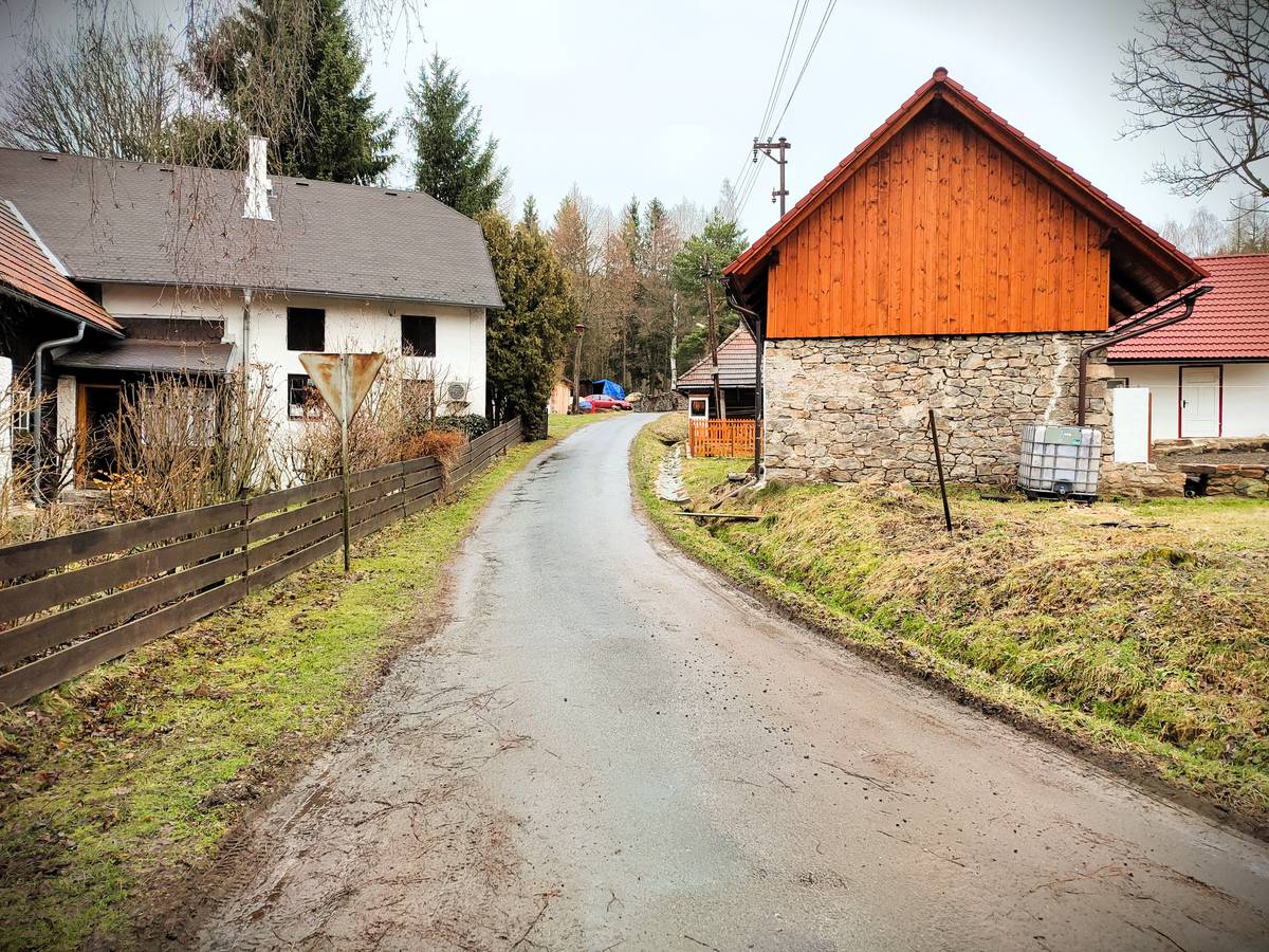 Upozorňujeme, že v pondělí 11. 5. 2026 budou v dopoledních hodinách cca od 9 do 12 hodin probíhat opravy komunikace v osadě Chalupy, směrem ke koupališti. Prosíme, po tu dobu a v tomto prostoru, o omezení jízd autem. 😉  Děkujeme za vstřícnost a pochopení.