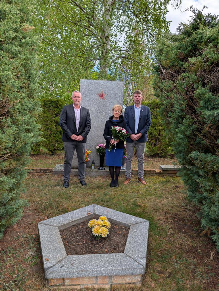 Zástupci města Pavel Lintner, Alena Krejčová a Marek Nývlt ve čtvrtek 7. května uctili památku vojáků padlých při osvobozování Soběslavi položením květin k jejich hrobům na soběslavském hřbitově.