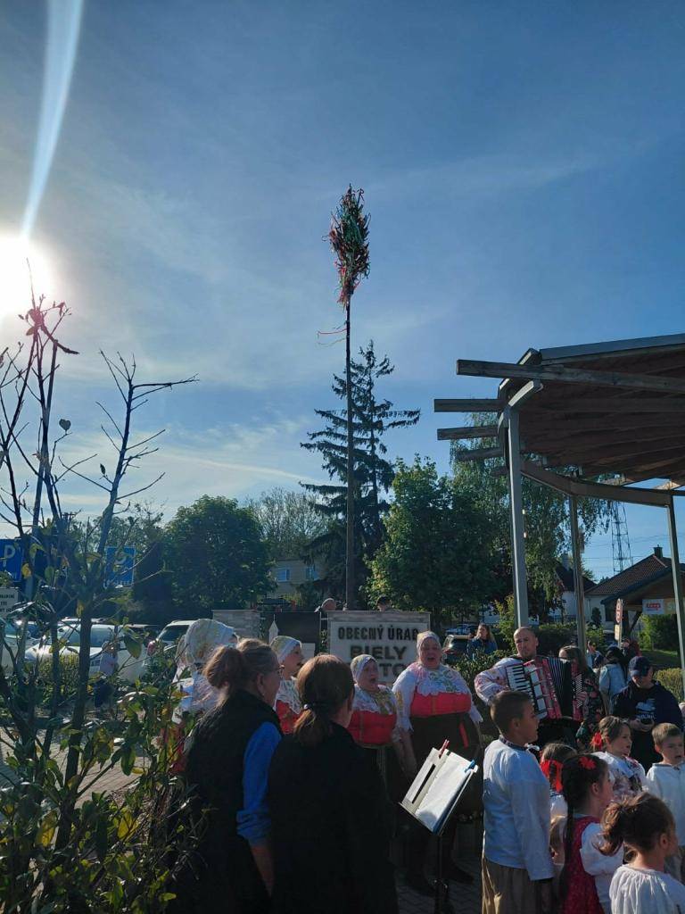 Dňa 30. apríla sa v Biely Kostol uskutočnilo tradičné stavanie mája. O folklórny program sa postarali Folklórny súbor Bilokostolčan a Detský folklórny súbor Bilokostolanček. O chutné občerstvenie sa postarali aj Chalani z pece. Ďakujeme všetkým, ktorí sa podieľali na príjemnej atmosfére.