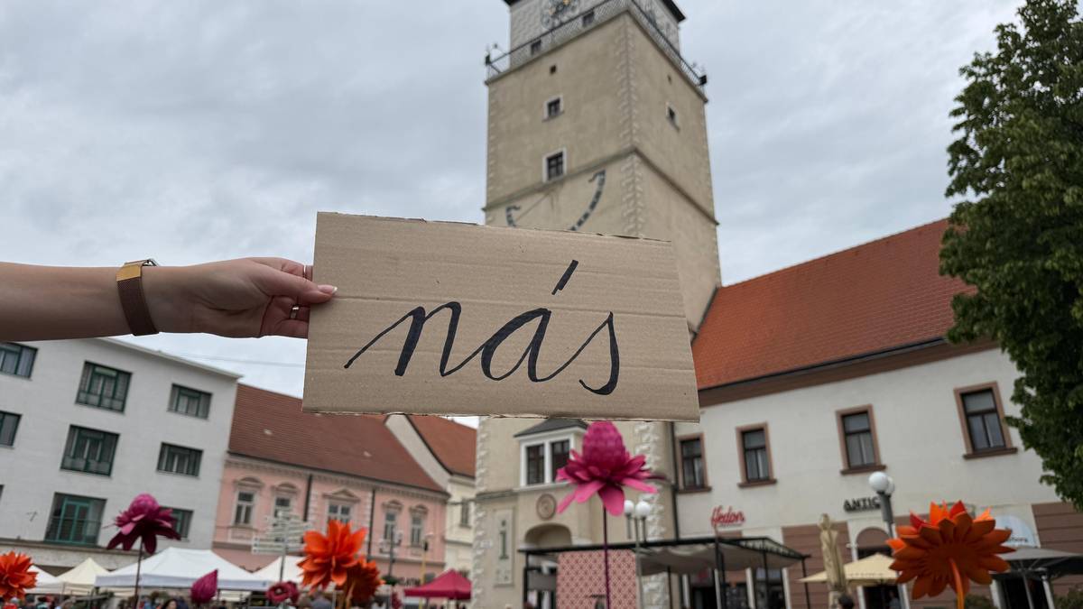 V stánku mesta na Májovom rínku na Kapitulskej ulici máme pre vás dnes do 15.00 h pripravené pekné aktivity a darčeky. 💝 ❣️Okrem toho na našich komunikačných platformách postupne zverejňujeme 5 slov, ktoré vytvoria vetu. Ak nám ju v našom stánku poviete, prví štyria z vás dostanú niečo faaakt parádne. 🙂 🗣️ Slovo pre MUNIPOLIS je “NÁS”. Ďalšie zistíte na trnava.sk, Facebooku, Instagrame a vo whatsappovom kanáli Mesta Trnavy. Tešíme sa na vás! 😊
