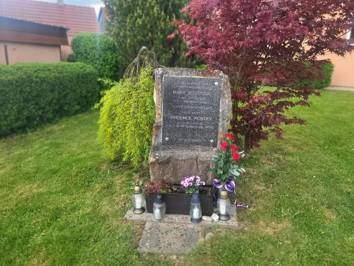 Letos si představitelé obce opět připomněli oběti druhé světové války symbolickým položením květin u památníku sourozenců Kostkových a uctili tak jejich památku. Životy těchto sourozenců tragicky ukončily události roku 1944, jen několik měsíců před koncem druhé světové války.
