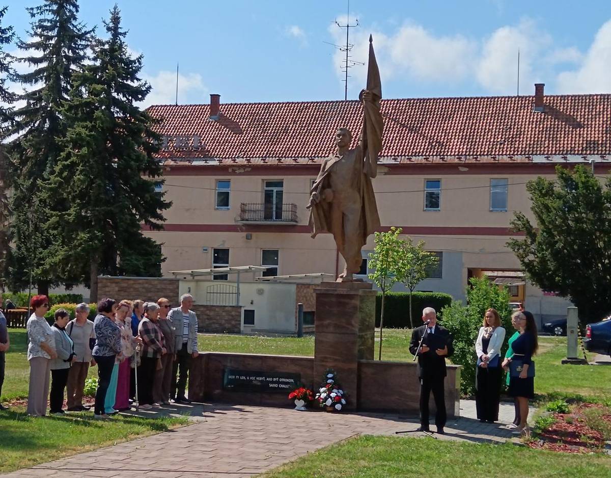 Hnúšťa, 8.5.2026 - Dnešný deň si naše mesto pietnym aktom pripomenulo 81. výročie ukončenia druhej svetovej vojny v Európe. Tento deň je symbolom víťazstva nad fašizmom a zároveň pripomienkou obrovských obetí, ktoré priniesol jeden z najtragickejších konfliktov v dejinách ľudstva.