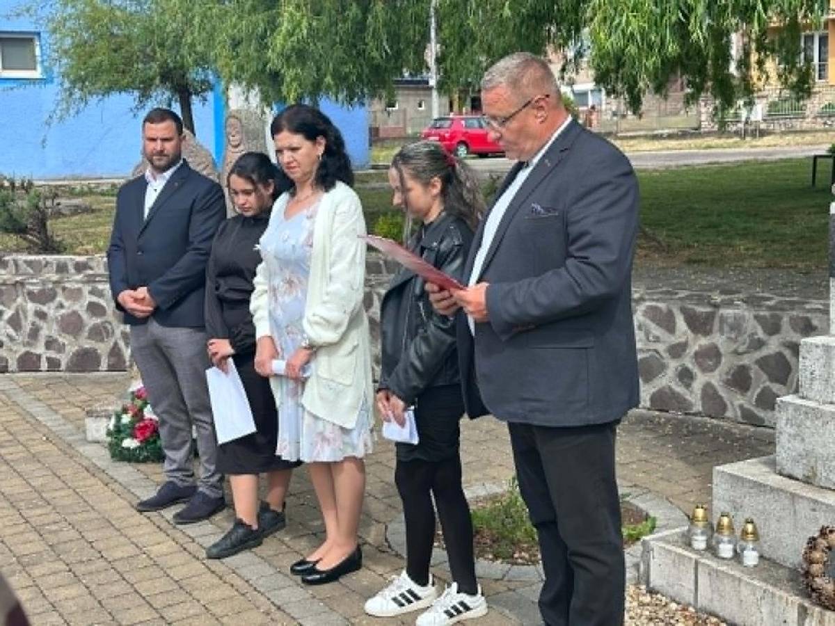 Slávnostné kladenie vencov pri príležitosti ukončenia druhej svetovej vojny a Dňa víťazstva nad fašizmom za účasti starostu obce Tibora Jergu, povereného riaditeľa školy Mgr. Záhoranského, pani farárky Johanidesovej, zamestnancov obecného úradu a školy, poslancov obecného úradu, žiakov a hostí.