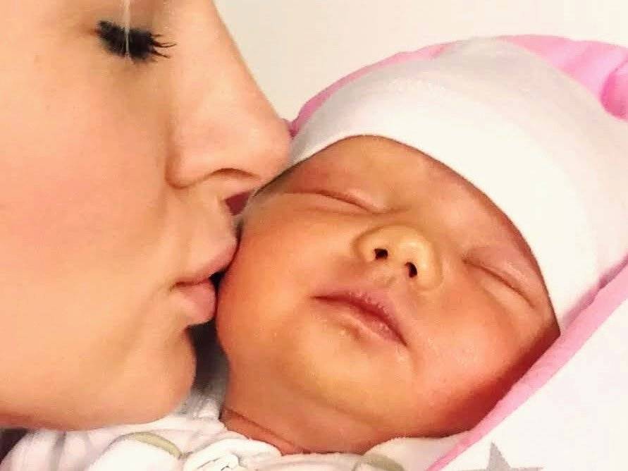 Sváteční chvíle, vzpomínám si -   do světnice jsi vešla ty, jen jako závan prosté krásy a jarní vůně čistoty. Nedělní ubrus, vyšívaný a kytka bílých narcisů, pak básnička o srdci mámy zazněla plaše z dětských rtů. Míjely roky, vše si braly - dětství, mládí, radost, žaly, jen chvilky s tebou, mámo, jsou navždycky živou vzpomínkou. Dnes již jenom na hrob kladu kytičku bílých narcisů a místo plachých dětských veršů modlitba tichá plyne z rtů.   Anna Vitásková, hlučínská básnířka