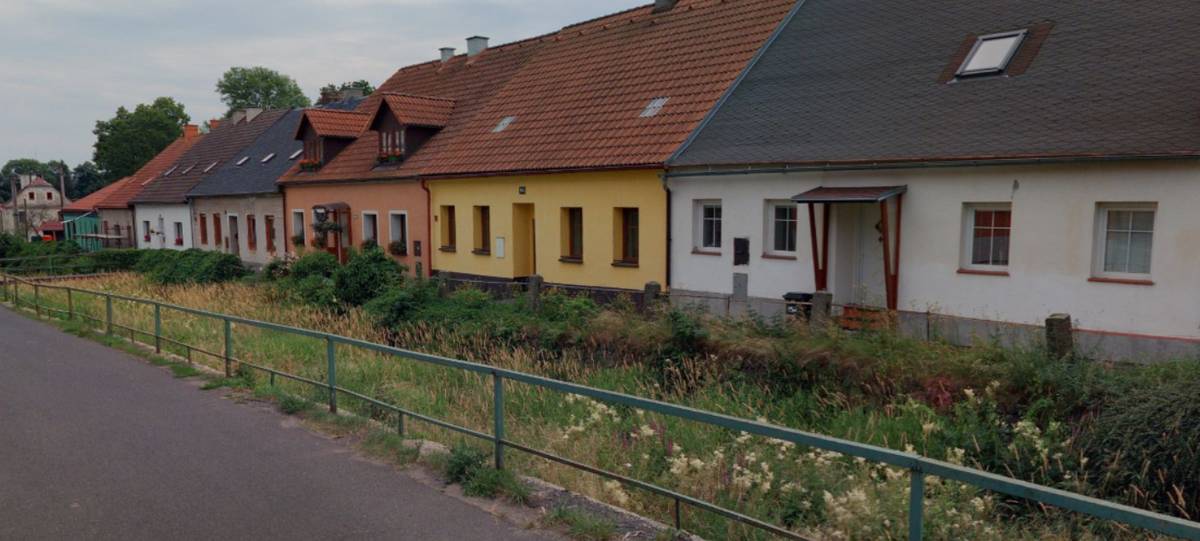 Vážení spoluobčané, rád bych vás informoval, že byla dokončena rekonstrukce zábradlí podél potoka v ulici Českolipská. Jedná se o místo, které patří mezi výrazné části našeho města. Po letech, kdy zde bylo původní jednoduché zábradlí a okolí působilo spíše zanedbaně, se podařilo prostor výrazně upravit. Nové zábradlí lépe zapadá do charakteru ulice, navazuje na kamenné opěrné zdi a celkově dotváří upravený vzhled této části Verneřic. Cílem nebyla pouze estetická změna. Důležitá byla také bezpečnost pohybu podél potoka, stabilnější oddělení veřejného prostoru od koryta a celkové zlepšení prostředí pro obyvatele Českolipské ulice i pro všechny, kteří tudy procházejí. Jsem rád, že se podařilo další veřejný prostor posunout do podoby, která odpovídá tomu, jak si Verneřice zaslouží vypadat. Nejde vždy jen o velké stavby. Právě podobné úpravy v jednotlivých ulicích postupně mění celkový obraz města. Děkuji všem obyvatelům v okolí za trpělivost během prací a také všem, kteří se na realizaci podíleli. Věřím, že nové zábradlí bude dobře sloužit a že upravené okolí potoka bude důstojnou součástí Českolipské ulice po mnoho dalších let. Roman Keznikl starosta města