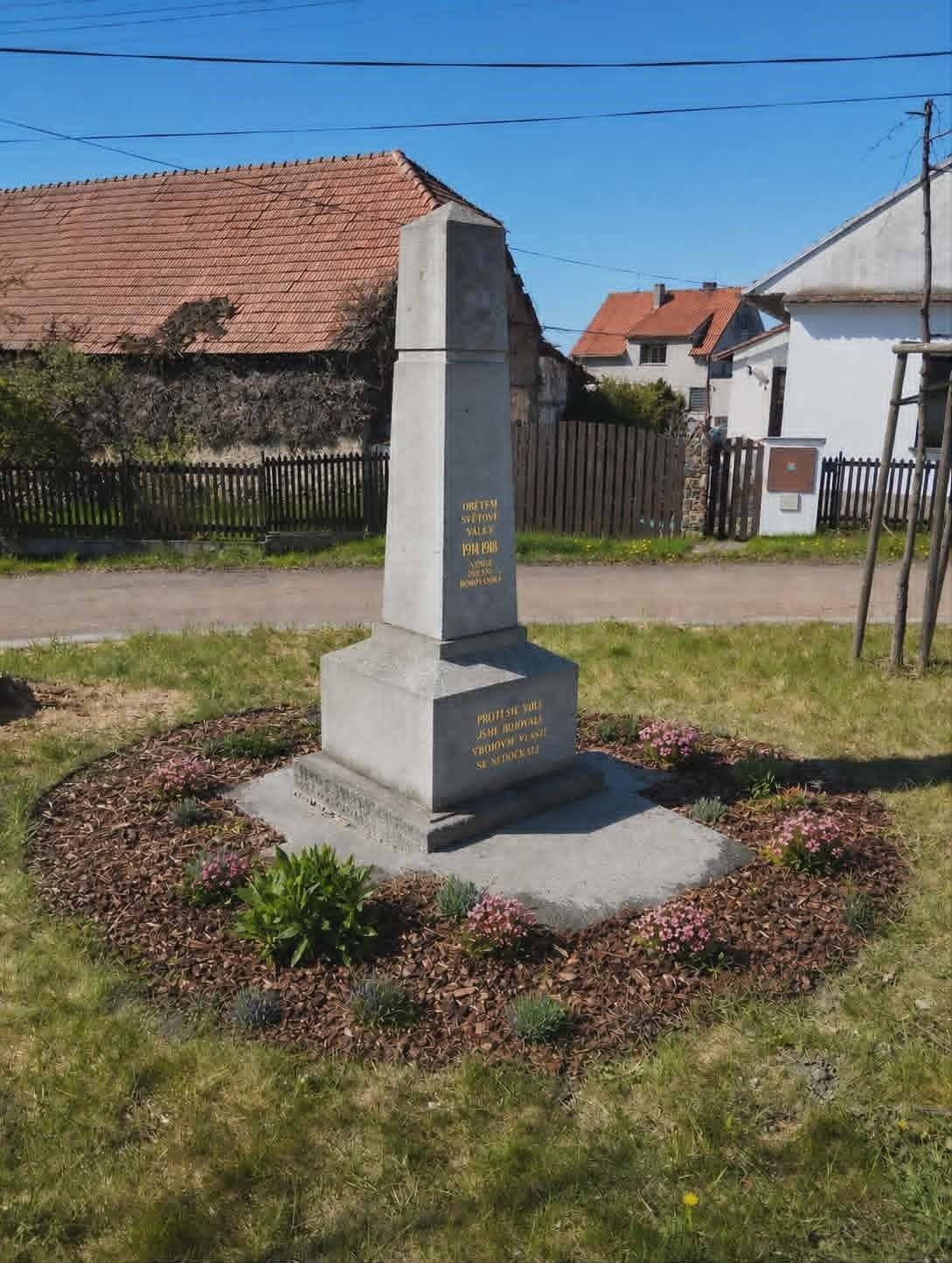 Obec děkuje členům hasičského sboru za pomoc při úklidu po pokácení lípy, která byla na základě arboristického posudku vyhodnocena jako nebezpečná. Velké poděkování patří také našim zastupitelkám paní Lašťovkové a paní Šilhové za jejich ochotu a pomoc s úklidem. Současně děkujeme paní Denise Lašťovkové a paní Janě Hyťhové za krásné vyzdobení pomníku trvalkami, které přispělo ke zkrášlení veřejného prostoru v naší obci. Velmi si vážíme práce, času a péče všech, kteří se podílejí na zvelebování naší obce.