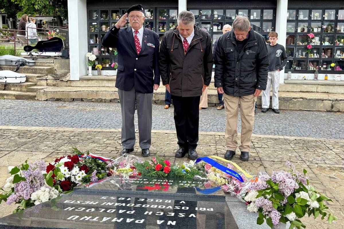 Na městském hřbitově a u krematoria Richard v Litoměřicích se dnes dopoledne uskutečnil pietní akt u příležitosti Dne vítězství. Připomněl 81. výročí konce druhé světové války a uctil památku jejích obětí. Vzpomínkového setkání se zúčastnili starosta města Radek Löwy, místostarosta Jiří Adámek a zastupitelé Alena Rožcová a Radim Studený. Přítomni byli také ředitel Památníku Terezín Jan Roubínek, zástupci volyňských Čechů, Československé obce legionářské a veřejnost.  Pietní akt začal v 10 hodin na městském hřbitově. Po projevech a položení květin se účastníci přesunuli ke krematoriu Richard, kde vzpomínka pokračovala. O důstojný hudební doprovod se postarala litoměřická základní umělecká škola. {gallery}02026/den_vitezstvi{/gallery}