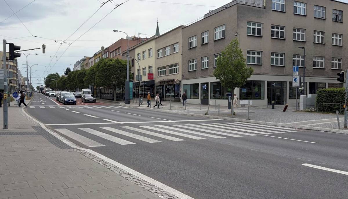 Zlín - Statutární město Zlín pokračuje v modernizaci světelných signalizačních zařízení v rámci projektu zaměřeného na rozvoj inteligentního řízení dopravy s využitím prvků C2X. Cílem projektu je zvýšení bezpečnosti silničního provozu, zlepšení plynulosti dopravy a modernizace dopravního systému ve městě. Realizaci zajišťuje společnost CROSS Zlín systémem design & build, tedy včetně zpracování projektové dokumentace i samotné stavby. Od úterý 12. do středy 27. května se bude pracovat na přechodu pro chodce na křižovatce tř. T. Bati a ulice Školní, v prostoru u bývalé krajské knihovny.