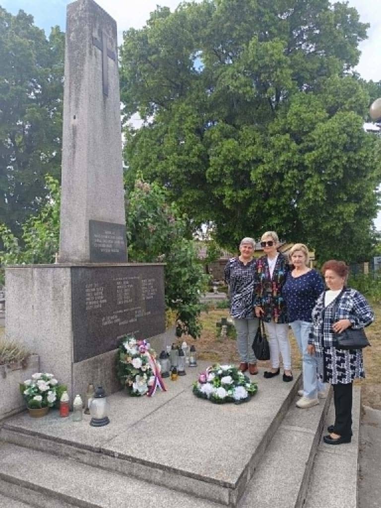 Tento sviatok sme si pripomenuli kladením venca na pomníku padlých hrdinov pred miestnym cintorínom. V mene obce položili členky Klubu dôchodcov veniec k pomníku padlých a vzdali tak úctu hrdinom, ktorí bojovali za našu slobodu.  Česť ich pamiatke