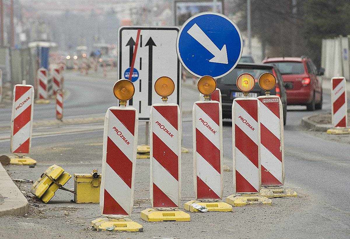🚧 Na ulici Táborská budou tento týden probíhat opravy dešťové kanalizace v chodníku. V okolí stavby se budou pohybovat dělníci a stavební stroje, proto prosíme řidiče i chodce o zvýšenou opatrnost a ohleduplnost při průjezdu a průchodu místem.       Děkujeme za pochopení a trpělivost. 🙏