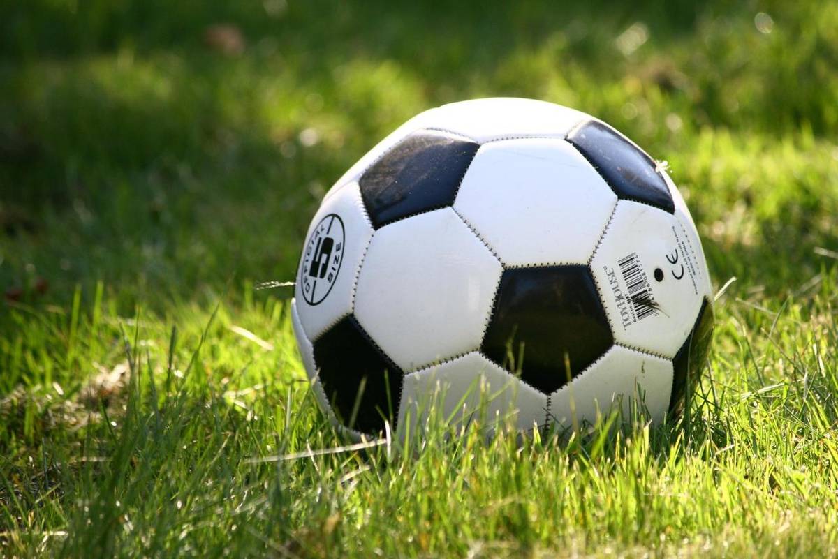 Na vranovický stadion se možná vrací něco, co tu už dlouho chybělo – parta lidí, které spojuje chuť hrát fotbal, potkávat se a znovu oživit mužský tým. Nově vznikající družstvo hledá hráče všech věkových kategorií i zkušeností.