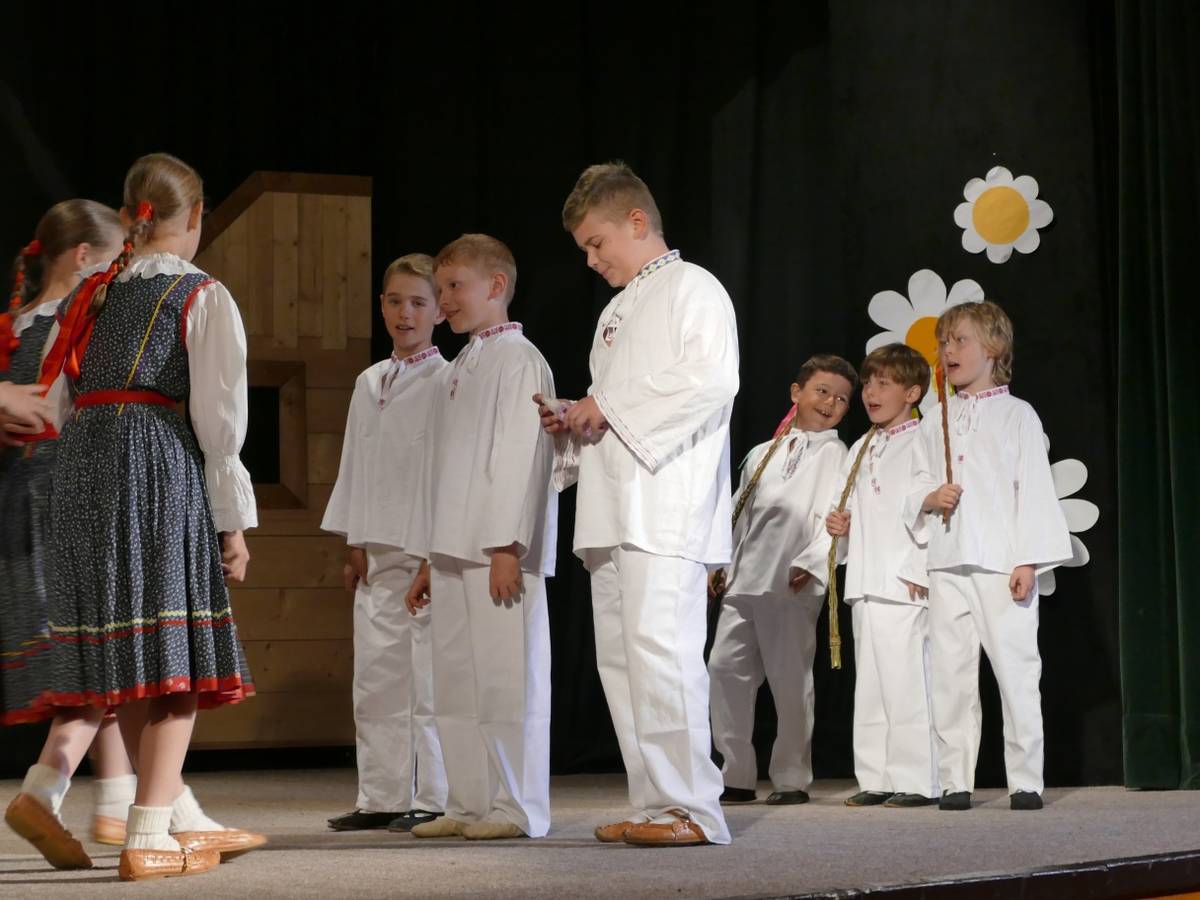 Program ku Dňu matiek pripravila ZŠ M. Rúfusa v Závažnej Porube. Prihovoril sa starosta.