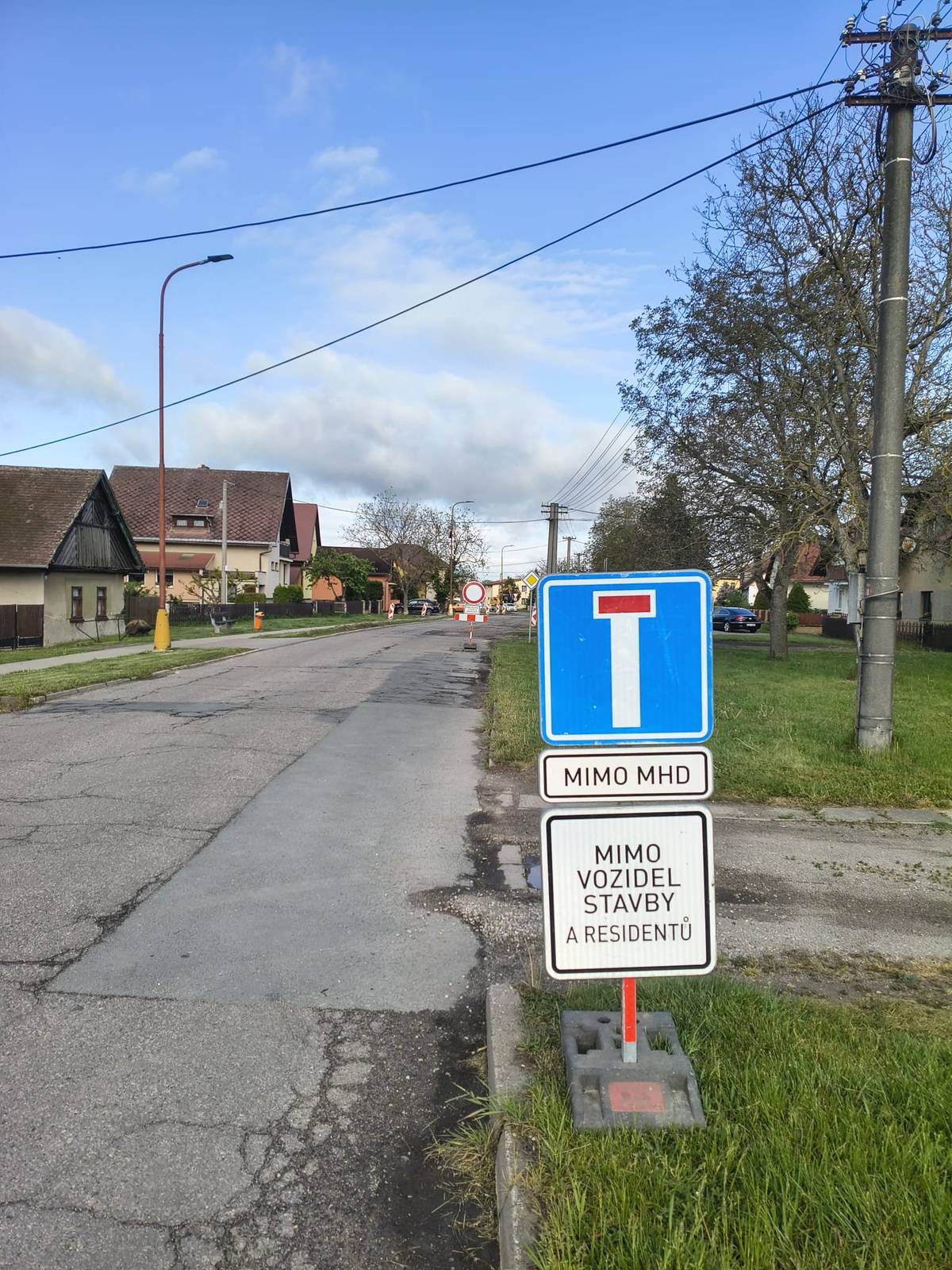 V současné době jsou dokončeny veškeré výkopové práce v komunikaci. Probíhá napojování dešťových svodů jednotlivých rodinných domů na veřejném prostranství, dokončují se opravy chodníků a zpevněných ploch zasažených stavbou. Silnice je průjezdná, veškeré výkopy jsou zasypány a urovnány. Na dodatkových tabulích pod zákazem vjezdu je uvedeno: MIMO VOZIDEL STAVBY, MHD A REZIDENTŮ - tedy místní občané mohou stavbou opatrně projíždět.  V průběhu července 2026 proběhne finální dokončení prací. Budou osazeny nové obrubníky, kanalizační vpusti a nový asfaltový povrch v celé šířce vozovky. Pravděpodobně dojde ke krátkodobé úplné uzávírce komunikace, konkrétní termín bude upřesněn.
