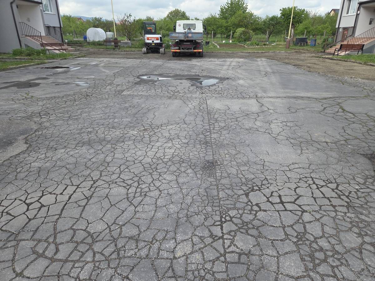 🚧Obyvateľov bytových domov na Družstevnej ulici čaká v nasledujúcich mesiacoch stavebný ruch...  🌿Výsledkom bude revitalizácia sídliskového dvora a okolitých chodníkov...   👉Zhotoviteľ: PEMAL, s.r.o.  👉Predpokladané ukončenie prác: 8/26 👉Výška investície: 98 308,45 €