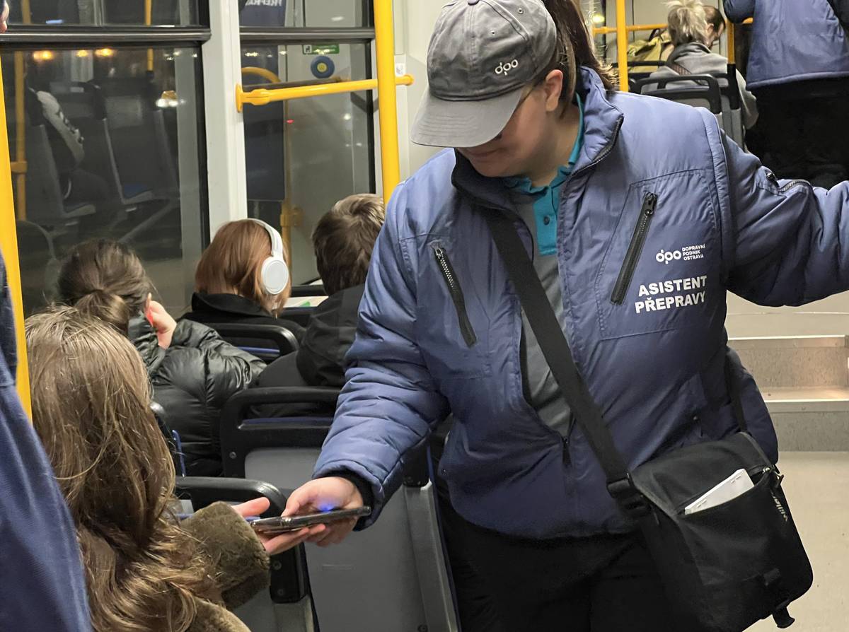 Na 40 asistentů přepravy a revizorů 👮♂️ Dopravního podniku Ostrava (DPO) za doprovodu strážníků Městské policie Ostrava (MPO) 🚔 vyráží do terénu v rámci mimořádné týdenní bezpečnostní akce. Kontrolní týmy jsou nasazeny ve dne v noci od 11. do 16. května 2025. Skupiny dbají na bezpečnost cestujících a dodržování přepravních podmínek na tramvajových, trolejbusových i autobusových linkách. Týmy asistentů přepravy v doprovodu strážníků se zaměřují na vytipované úseky napříč Ostravou. O výsledcích akce bude dopravce informovat📢. „Mimořádné bezpečnostní týdenní akce nad rámec běžných směn asistentů se tentokrát účastní i revizoři, takže v některých případech padnou i pokuty. Cestující si dlouhodobě přítomnost asistentů pochvalují, takže v návaznosti na jejich zpětnou vazbu akce opakujeme. Podobně rozsáhlou akci jsme pořádali naposledy loni v listopadu. Týmy tehdy zkontrolovaly na 23 tisíc cestujících 👥 ve více než tisícovce spojů,“ říká generální ředitel a předseda představenstva DPO Daniel Morys. DPO má v současnosti cca 90 zaměstnanců přepravní kontrolory. Polovinu z nich tvoří revizoři a druhou asistenti přepravy. Asistenti přepravy zvyšují kvalitu přepravy cestujících, zejména přispívají k bezpečí a pořádku ve vozidlech, informují, pomáhají cestujícím, a to třeba i s nákupem jízdného, nepokutují. V DPO fungují devátý rok. Nejsou přítomni jen při mimořádných nočních bezpečnostních akcích, ale pohybují se ve vozech v rámci svých pravidelných směn 🕒 .