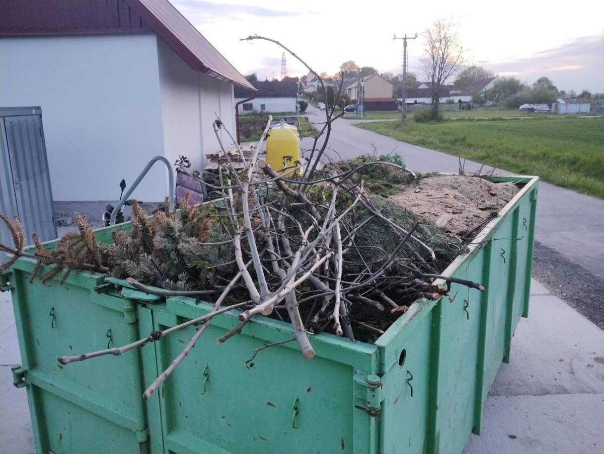 Jaro už je v plném proudu a s ním jsou v plném proudu i práce na našich zahrádkách, které připravujeme na letošní sezónu. Chtěli bychom touto cestou znovu připomenout, že ořezané větve nebo i celé stromy můžete vozit do Hliněnek.
