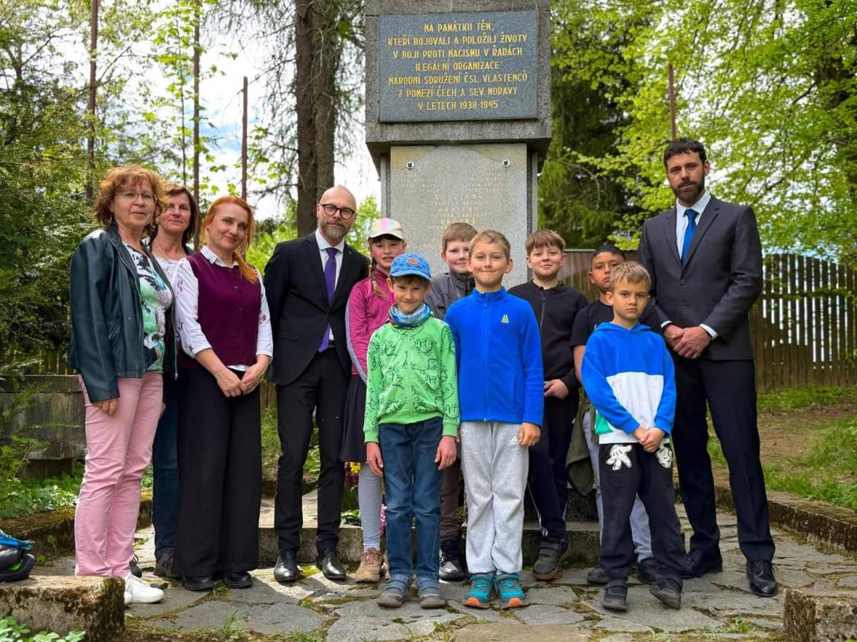 I letos jsme si u Památníku obětem protifašistického odboje na Lázku společně připomněli odvahu a oběť těch, kteří bojovali za svobodu a postavili se proti fašismu.