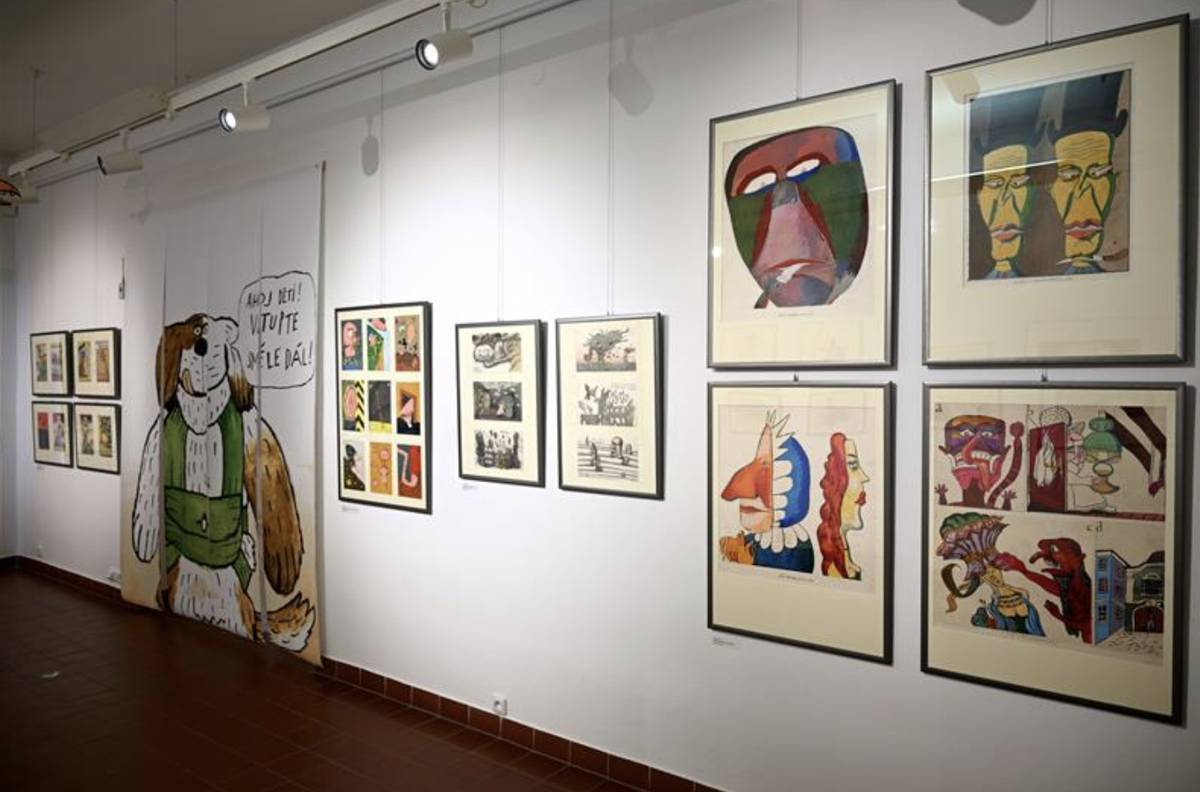 Galerie a muzeum Vysočiny Havlíčkův Brod zve na výstavu Třikrát Šalamounovi aneb Maxipes Fík letos slaví 50 let!. Výstava připomíná slavného večerníčkového psa i tvorbu celé umělecké rodiny Šalamounových. Uvidíte ilustrace, grafiky, filmové plakáty, osobní předměty Jiřího Šalamouna i ukázky z tvorby Evy Natus-Šalamounové a Barbary Šalamounové. Jeden ze sálů patří přímo Maxipsu Fíkovi a nabízí hravý prostor pro děti – s domečkem, puzzle, kostkami i ukázkami z večerníčků. Výstava je krásným tipem na rodinný výlet i nostalgickou zastávku pro dospělé. K vidění je do 5. července v Havlíčkově Brodě.
