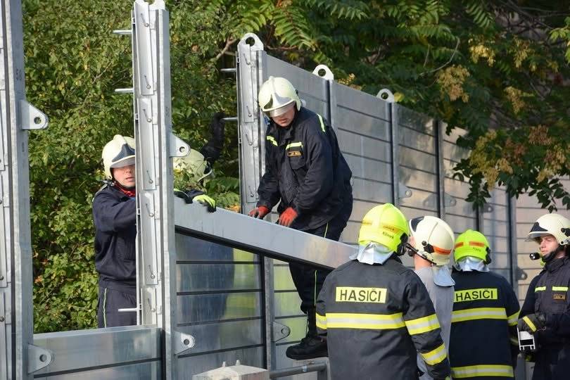 V sobotu 16. května se uskuteční povodňové cvičení, které se odehraje především v oblasti Bubenského nábřeží od Hlávkova mostu až k Libeňskému mostu. Stavba protipovodňové ochrany si vyžádá nezbytná dopravní omezení po celý den cvičení, tedy od půlnoci do půlnoci. Omezení se dotknou aut, chodců, cyklistů i MHD (provoz tramvají bude přerušen cca od 4.30 do půlnoci), zavedena bude náhradní autobusová doprava. Uzavřená bude také Štvanická lávka mezi Holešovicemi a Štvanicí. Cvičení pořádá Magistrát hl. m. Prahy v součinnosti se složkami integrovaného záchranného systému a dalšími organizacemi. Omlouváme se za komplikace. Prosíme, sledujte dopravní značení a respektujte dočasná omezení, která jsou s ohledem na rozsah cvičení nutná. Děkujeme. Veškeré podrobnosti najdete zde.
