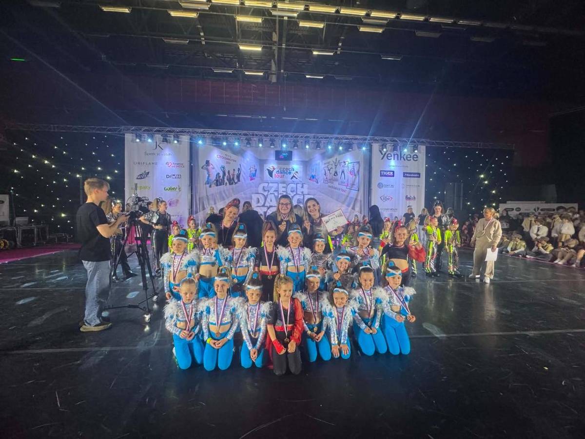 Naše výprava má za sebou náročný víkend v regionálním kole Czech Dance Tour ve Frýdku-Místku. Tentokrát jsme kromě soupeřů na parketě museli bojovat i s nepřízní osudu – kvůli vlně nemocí byla sestava oslabena a většina dívek nastupovala se sebezapřením.