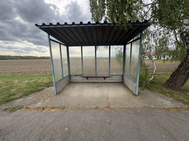 Vymenili sme všetky poškodené, rozbité sklá na autobusových zástavkách v obci. Dúfame, že budú slúžiť verejnosti a odolajú nájazdom vandalov