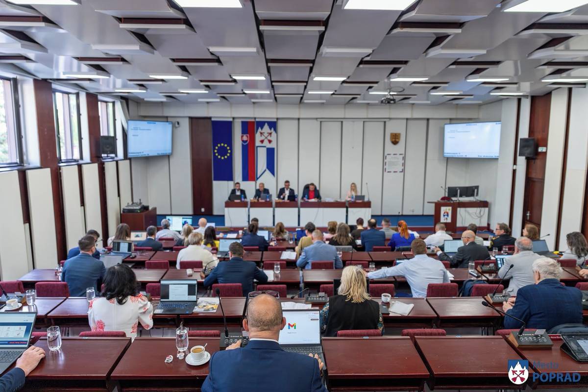 V pondelok 11. mája 2026 zasadli poslanci do poslaneckých lavíc po druhýkrát v tomto kalendárnom roku. Na úvod bol schválený program, členovia návrhovej komisie a overovatelia zápisnice. Poslanci vzali na vedomie kontrolu plnenia uznesení z predchádzajúcich zasadnutí mestského zastupiteľstva.   Ďalej chválili prenájom jednoizbových bytov na Levočskej ulici a taktiež prenájom tenisového areálu na Ul. F. Kráľa Občianskemu združeniu ŠK Elite. Odsúhlasili zriadenie 13 vecných bremien, 3 predaje pozemkov v katastrálnych územiach Poprad, Veľká  a Spišská Sobota. MsZ neschválilo odpredaj pozemku v k. ú. Spišská Sobota formou obchodnej verejnej súťaže, naopak, schválilo odpredaj pozemku prostredníctvom obchodnej verejnej súťaže v katastrálnom území Poprad na žiadosť vlastníkov bytov a nebytových priestorov so súpisným číslom 3288 na Ulici Francisciho.  Poslanci schválili 3 prenájmy časti pozemkov v k.ú. Poprad. Kvôli plánovanej investičnej akcii „Most Suchoňova“ MsZ odsúhlasilo prevzatie časti pozemkov do nájmu od štátu prostredníctvom správcu - Slovenskej správy ciest. Schválené bolo aj prevzatie miestnej komunikácie a verejného osvetlenia na Ul. Novej od spoločnosti AQUAPARK Poprad, s.r.o.  do majetku mesta a jeho zverenie Správe mestských komunikácií. Táto organizácia prevezme aj autobusové zastávky a prístupové chodníky pred areálom priemyselného parku, ako aj chodník a verejné osvetlenie na Ul. Bajkalskej. Z evidencie majetku mesta bol vyradený softvér, server a elektrický parný konvektomat.  MsZ schválilo vecnú náplň rezervy na poskytnutie dotácií na športovú činnosť a prenájmy nebytových priestorov – v ZŠ s MŠ Dostojevského pre Športový klub GY-TA a LUNA GYM a v ZŠ s MŠ Komenského pre BAM Poprad. Poslanci schválili zmeny Všeobecne záväzných nariadení: o miestnej dani za užívanie verejného priestranstva a o podmienkach predaja výrobkov a poskytovania služieb na trhových miestach na území mesta Poprad. Taktiež boli vo forme VZN schválené trhové poriadky pre: príležitostný trh Jarné a Jesenné Farmárske trhy, príležitostný trh MADE IN SLOVAKIA, príležitostný trh Vianočný jarmok a príležitostný trh VIVA ITALIA.   MsZ zobralo na vedomie odborné stanovisko hlavného kontrolóra mesta Poprad k návrhu Záverečného účtu Mesta Poprad za rok 2025 a následne schválilo záverečný účet mesta za rok 2025 a zmenu rozpočtu na rok 2026. Poslanci zobrali na vedomie informatívne správy o zmene špecifikácie podpory formou úverov pre obce a vyššie územné celky poskytované Environmentálnym fondom a o stave implementácie integrovaných územných investícií UMR „Poprad-Svit-Kežmarok.“ Zároveň schválili Licenčnú zmluvu na malý projekt s názvom: „História a tradície pod Tatrami - poľsko-slovenské dedičstvo v obraze a v slove."  Zastupiteľstvom prešiel aj návrh na určenie rozsahu výkonu funkcie primátora mesta Poprad zvoleného vo voľbách do orgánov samosprávy obcí v roku 2026. Poslanec Martin Baloga predložil pozmeňovací návrh na určenie volebných obvodov a počtu poslancov mestského zastupiteľstva v nich pre voľby do orgánov samosprávy v roku 2026. Podľa neho by malo byť v meste Poprad 5 volebných obvodov a 25 poslancov. Poslanci ho tesnou väčšinou schválili. Primátor Anton Danko sa vyjadril, že toto uznesenie je pre mesto nevýhodné, a preto ho nepodpíše. Návrh mesta bol totožný so súčasným stavom v počte 2 volebných obvodov a 19 poslancov. Rokovať na túto tému sa preto bude opäť na mimoriadnom zastupiteľstve 27. mája 2026.  Poslanci zobrali na vedomie správu hlavného kontrolóra o výsledku kontrol a odsúhlasili návrh Plánu kontrolnej činnosti hlavného kontrolóra mesta a UHK na 2. polrok 2026. Nasledovali interpelácie poslancov. Ďalšie riadne zasadnutie MsZ mesta Poprad sa uskutoční 4.8.2026.