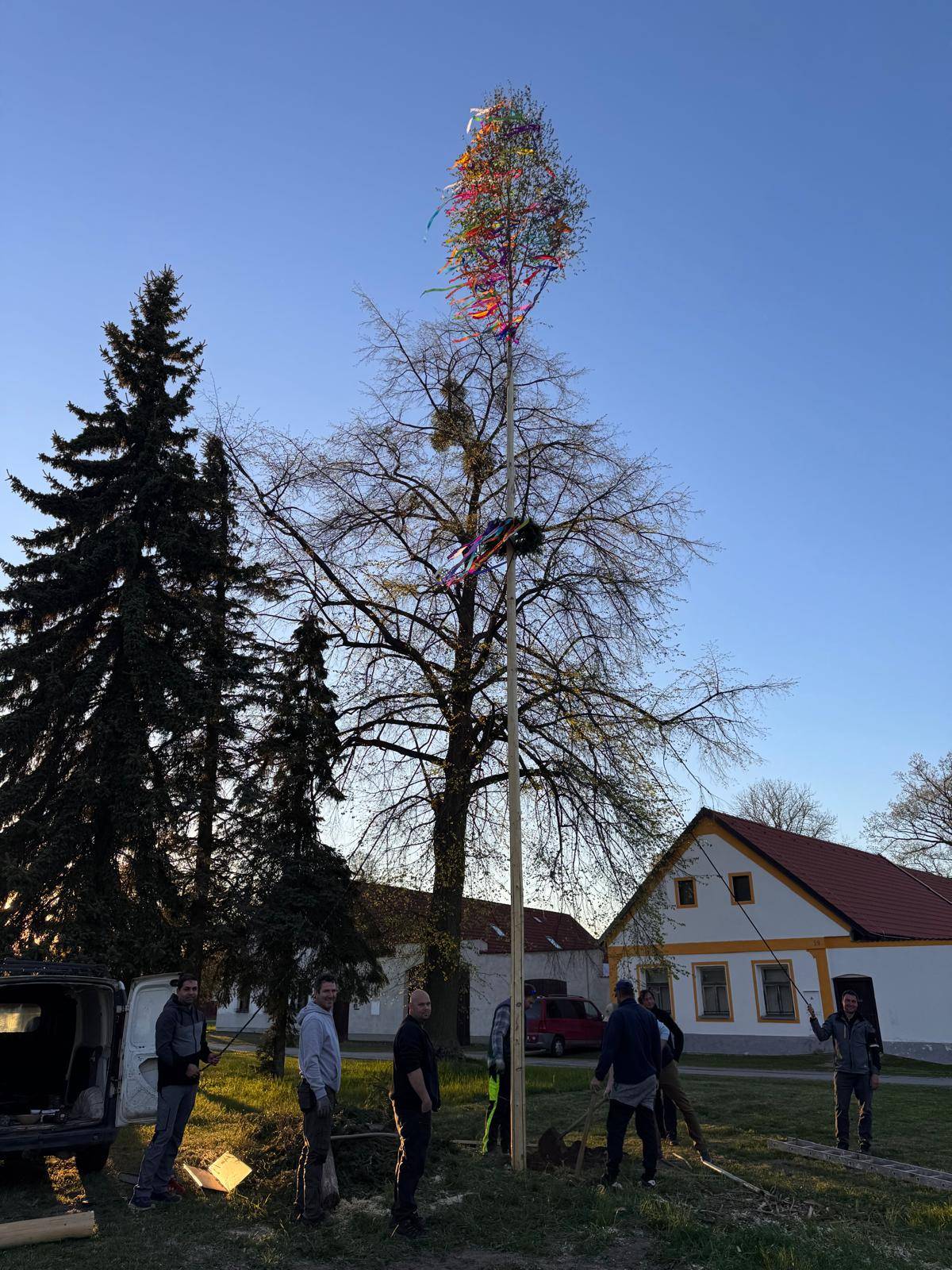 Ve čtvrtek 30. dubna 2026 ožila náves v Matné tradičním Pálením čarodějnic a stavěním májky. Odpoledne plné pohody přilákalo řadu sousedů všech generací.