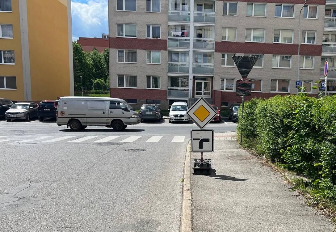 V pondělí 11. května začala plánovaná rekonstrukce části České ulice. Po dobu stavebních prací je výjezd z Husova náměstí veden po objízdné trase ulicemi Česká, Na Příkopě, Na Parkáně, Karly Machové a Tyršova.