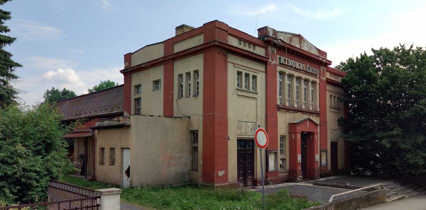 V těchto dnech byly zahájeny práce v zadní části objektu bývalé Kinokavárny. Týkají se především bývalého sálu, který je podle odborného znaleckého posudku v havarijním technickém stavu a vykazuje závažné statické poruchy. Z tohoto důvodu bylo nutné přistoupit k odstranění nejvíce poškozené části objektu.