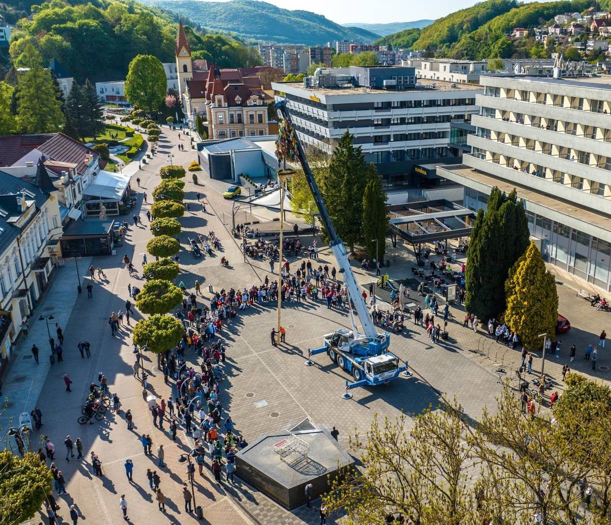 Tento zvyk, hlboko zakorenený v našej kultúre, si miestni každoročne s radosťou pripomínajú a odovzdávajú ho ďalším generáciám. Aj tento rok vyrástli v meste dva máje. Hlavnou dominantou podujatia bol máj na Kúpeľnom námestí. Približne 24-metrový smrek pripravili pracovníci technických služieb, ktorí ho očistili, osadili vrcholovým vencom a pripravili na zdobenie. O jeho slávnostnú podobu sa postarali krojované dievčatá zo základnej školy, ktoré ho ozdobili pestrými stužkami. Popoludní sa námestie zaplnilo domácimi obyvateľmi aj kúpeľnými hosťami, ktorí si prišli vychutnať bohatý kultúrny program. Predstavili sa deti z folklórneho krúžku i seniorské folklórne skupiny Machnáč a Teplička, ktoré prispeli k príjemnej a autentickej atmosfére podujatia. Druhá časť osláv sa tradične odohrala v miestnej časti Baračka, kde sa máj stavia ručne. O výzdobu sa postarali ženy a dievčatá, ktoré pripravili farebné stužky a tradičný veniec. Samotné stavanie zabezpečili muži, ktorí za pomoci drevených lyžín – tzv. nožníc – vztýčili máj za podpory a povzbudzovania prítomných divákov. O hudobný sprievod sa postarala domáca folklórna skupina Machnáč. Poďakovanie patrí mestu Trenčianske Teplice za organizáciu a zabezpečenie podujatia. Rovnako aj Róbertovi Modranskému z Baračky a všetkým, ktorí sa akýmkoľvek spôsobom podieľali na jeho príprave a prispeli k tomu, že táto krásna tradícia naďalej žije.