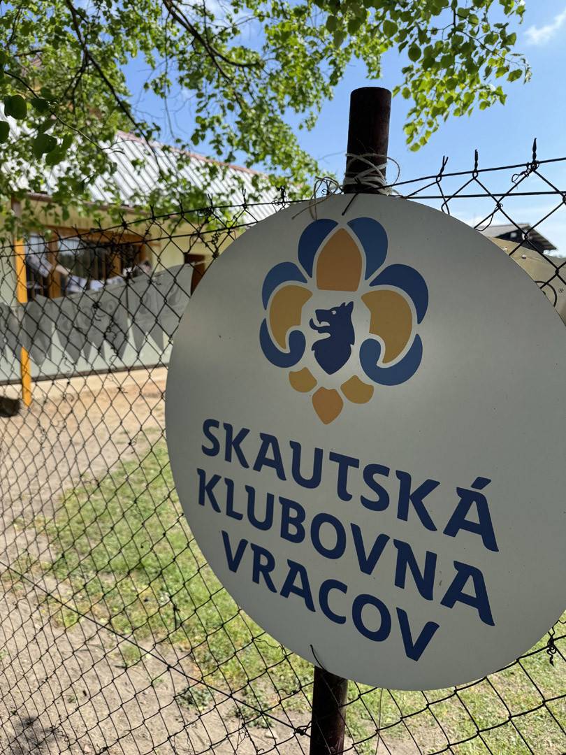 Sobota 9. května patřila slavnostnímu otevření nové skautské klubovny, kterou skauti našli v bývalém házenkářském domku v areálu Městského stadionu Vracov (u nohejbalových kurtů). Po dohodě s městem, kterému objekt patří, si skauti v rámci brigádnických hodin klubovnu sami upravili k obrazu svému – domek dostal novou fasádu, nátěr oken i dveří a uvnitř pak vzniklo příjemné místo pro společná setkávání, hry ale například i menší kuchyňka. S některými opravami skautům pomohly také Veřejně prospěšné služby Vracov. Do budoucna bychom ještě společnými silami chtěli opravit střechu objektu.   Město Vracov navíc podpořilo činnost oddílu také finančně – rada města nedávno schválila dotaci ve výši 15 000 Kč na provoz skautského oddílu.  Přejeme skautům, aby jim nové zázemí dobře sloužilo, aby se tam rádi scházeli a prožili zde spoustu radosti, přátelství a nezapomenutelných zážitků!