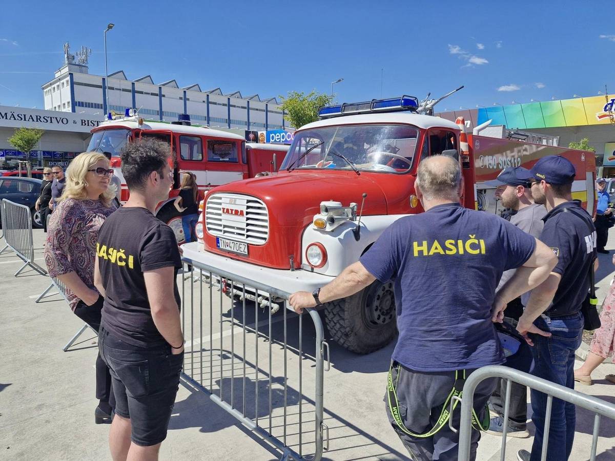 4.máj patrí spomienke na svätého Floriána – patróna hasičov, ochrancu pred ohňom a symbol nezištnej pomoci.  V našom meste má dobrovoľný hasičský zbor nezastupiteľné miesto. Je pevnou súčasťou komunity a dôkazom toho, že ochota pomáhať druhým je stále živá. O to viac teší, že sa darí túto myšlienku odovzdávať aj mladšej generácii. Vznik krúžku mladých hasičov na základnej škole je výnimočným krokom – buduje nielen vzťah k tejto ušľachtilej činnosti, ale aj zodpovednosť, disciplínu a tímového ducha. Práve v deťoch rastie budúcnosť dobrovoľníctva. Dobrovoľní hasiči zohrávajú oveľa širšiu úlohu, než sa na prvý pohľad môže zdať. Ich činnosť zďaleka nekončí pri hasení požiarov – práve naopak, ide o pestrú a náročnú službu. V prvom rade zasahujú pri požiaroch, kde často prichádzajú medzi prvými na miesto udalosti, no okrem toho pomáhajú aj pri živelných pohromách, ako sú povodne, víchrice či snehové kalamity. Odčerpávajú vodu zo zatopených domov, odstraňujú popadané stromy a zabezpečujú poškodené objekty, aby chránili majetok aj zdravie obyvateľov. Ich úloha je dôležitá aj pri dopravných nehodách – asistujú pri zabezpečení miesta nehody, pomáhajú zraneným a spolupracujú so záchrannými zložkami. Často sa zapájajú aj do pátracích akcií, napríklad pri hľadaní nezvestných osôb. Ich práca je nezištná, často vykonávaná vo voľnom čase, no o to hodnotnejšia. Byť dobrovoľným hasičom znamená byť pripravený pomôcť kedykoľvek a kdekoľvek – s odvahou, odhodlaním a srdcom na správnom mieste. Uplynulý víkend bol dôkazom toho, že práca hasičov si zaslúži pozornosť aj uznanie verejnosti. Sobotňajší Deň hasičov v Trenčíne priniesol množstvo zážitkov. Atmosféra plná energie, ukážky zásahov aj nadšenie detí vytvorili jedinečný priestor na to, aby si ľudia uvedomili význam hasičskej práce. Práve detské iskry v očiach naznačovali, že medzi nimi možno rastú budúci hrdinovia. Sme hrdí, že súčasťou tohto podujatia bol aj náš dobrovoľný hasičský zbor. Nedeľná svätá omša bola venovaná svätému Floriánovi. Bol to tichší, no o to silnejší moment pripomenutia si všetkých, ktorí stoja v prvej línii pomoci. Hasiči si zaslúžia nielen náš obdiv, ale aj úprimné poďakovanie. Za ich odvahu, nasadenie a neustálu pripravenosť pomáhať. Ich práca je pilierom bezpečnosti a istoty pre nás všetkých. Majú našu úctu a rešpekt – nielen dnes, ale každý deň.