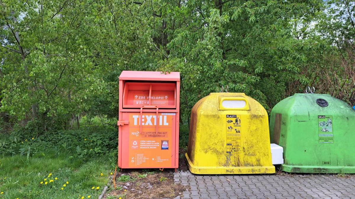 U kontejnerů na tříděný opad v ul. Lísková, je nově umístěn kontejner na textil. Nyní jsou tedy v obci 2 kontejnery na textil - ul. Lísková a ul. Ke Hřišti. Oba jsou v majetku firmy POTEX s.r.o., která zajišťuje jejich pravidelné vyvážení.