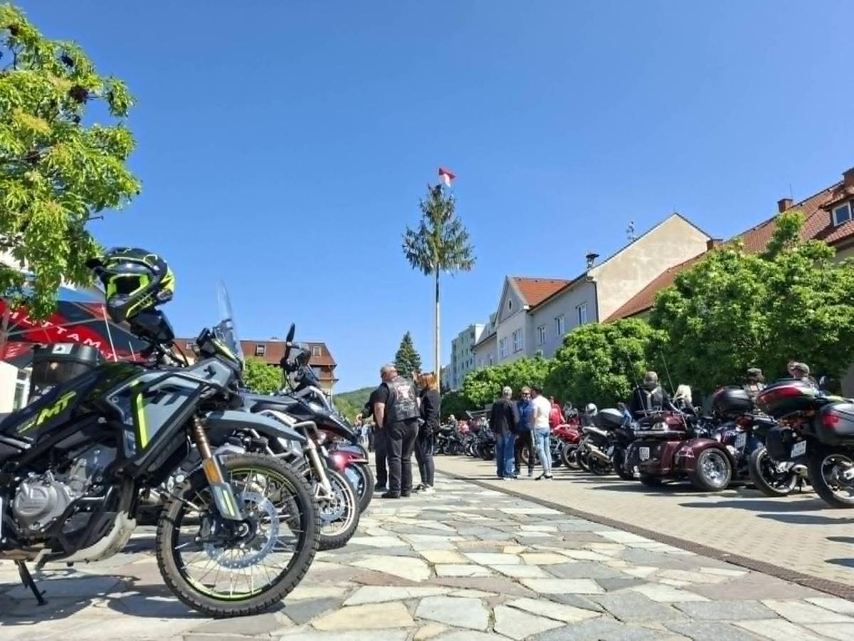 Podujatie aj tento rok prilákalo na námestie množstvo návštevníkov, ktorí obdivovali unikátne motorky, štvorkolky či retro modely.