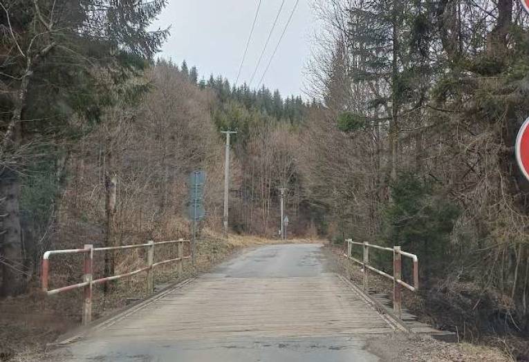 V pondělí 18. 5. 2026 bude zahájena oprava mostu přes Juhyni v Rajnochovicích, části Košovy.    Práce budou probíhat do 31. 7. 2026 za úplného vyloučení dopravy na dotčené komunikaci. Přístup pro pěší a cyklisty bude zajištěn po provizorní lávce.     Objížďka bude vedena přes obce Chvalčov, Bystřice pod Hostýnem, Loukov, Osíčko, Komárno a Podhradní Lhota.     Děkujeme za pochopení a trpělivost   Obecní úřad Rajnochovice, 13. 5. 2026