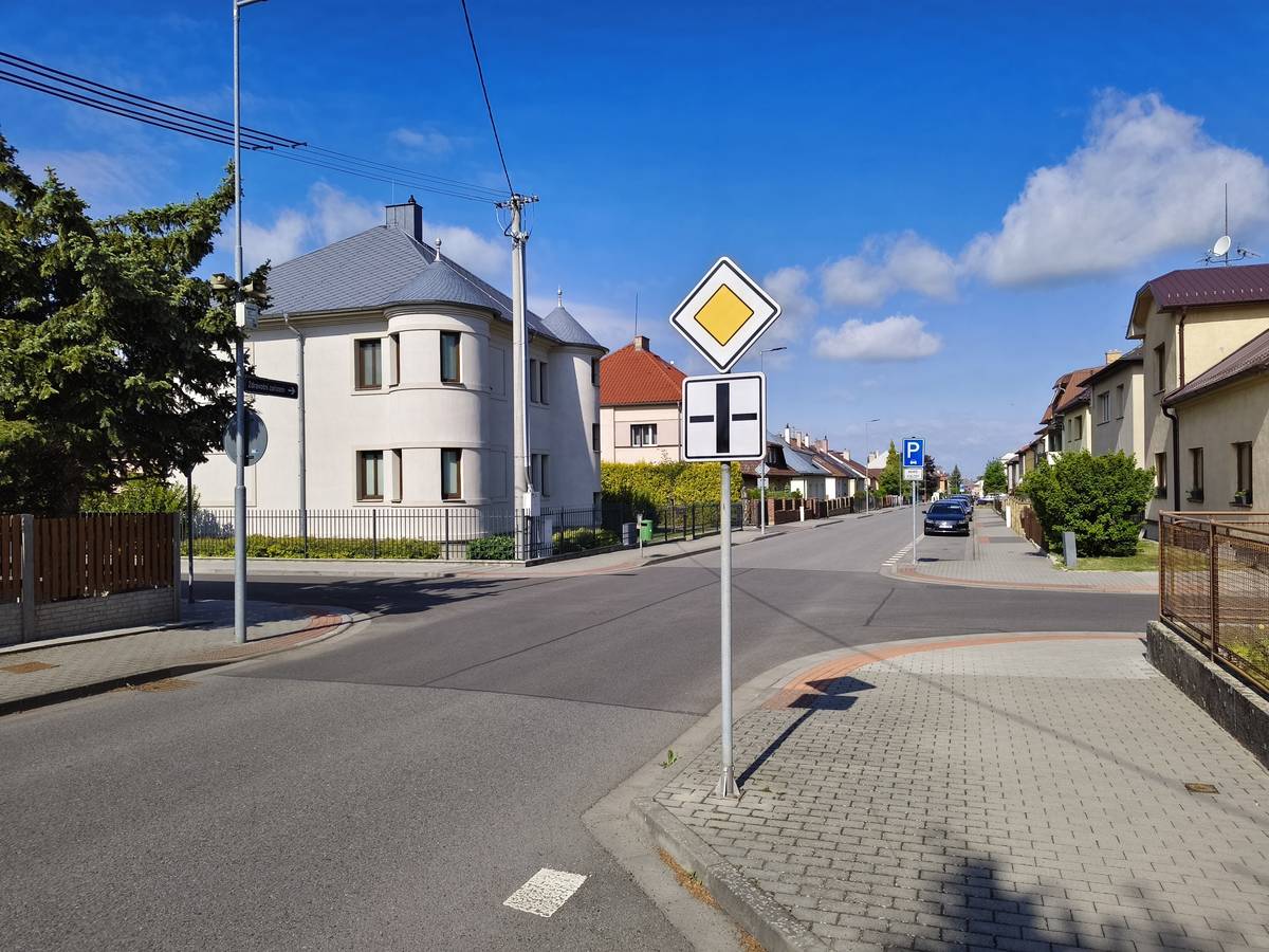 V průběhu měsíce května budou zahájeny stavební úpravy křižovatky ulic Palackého a Slavkovská, kde vznikne nový bezpečnostní prvek – vyvýšená křižovatka.  Zvýšena bude plocha celé křižovatky, což zajistí zpomalení dopravy ze všech jejích ramen. Stavba bude prováděna za úplné uzavírky této místní komunikace bez vyznačení objízdné trasy. Provoz pro pěší zůstane po dobu stavby zachován. Stavební práce provede na základě uzavřené smlouvy o dílo společnost Správa a údržba silnic Kroměřížska, s.r.o., a hotovo by mělo být nejpozději do konce června 2026. Za případné způsobené komplikace se občanům předem omlouváme a děkujeme za pochopení.  Odbor rozvoje a investic MěÚ Bystřice pod Hostýnem