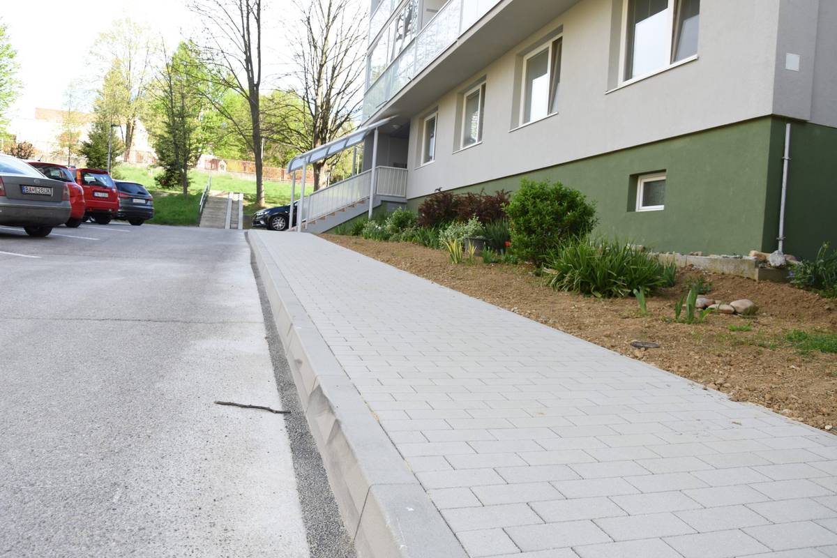 Vedie pozdĺž slepej miestnej cesty na Západnej ulici a prepája iný chodník so vstupom do bytového domu č. 2518. Nová komunikácia pre chodcov na sídlisku Juh v dĺžke takmer 28,5 metra má povrch z betónovej dlažby. V mieste vstupov chodcov na cestu sú obrubníky osadené bezbariérovo. Chodník by teda mal byť pohodlný pre všetkých. Práce v hodnote necelých 9 600 [...]Čítať viac...