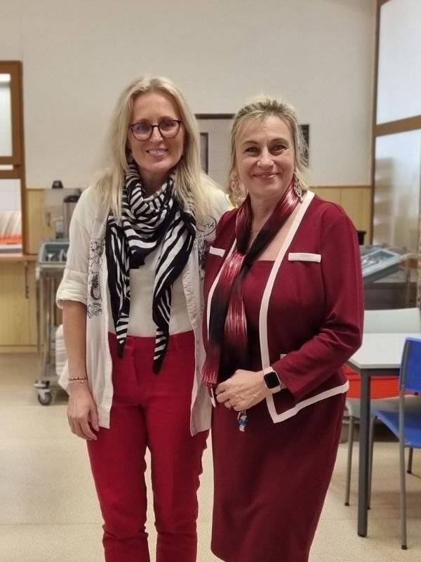 Dělat velké změny a opouštět zavedené pořádky není nikdy jednoduché. Dnes ale mohu s klidným svědomím říct, že to bylo to dobré rozhodnutí pro naše děti.   Vážení spoluobčané, před osmi měsíci jsme se jako zřizovatel rozhodli vdechnout naší základní a mateřské škole novou energii a vybrat pro ni moderní směr. Každá taková personální změna s sebou pochopitelně vždy nese přirozené obavy z neznámého. Dnes, když se ohlédnu za tím obrovským kusem poctivé práce, který se v budově odpracoval, mám ale upřímnou radost. V naší škole dnes spolehlivě fungují nové interaktivní technologie a sborovna funguje jako jeden pevný tým. Rozšířila se také spolupráce se ZUŠ, kde se aktuálně vybavujeme nový taneční sál, a kroužky se rozrostly dokonce i o oblíbené horolezectví či čchikung.   Co mě ale jako starostu těší úplně nejvíce, je fakt, že se ve třídách začal klást obrovský důraz i na jiné hodnoty, než je jen skvělý prospěch – učíme děti vzájemnému respektu, zodpovědnosti a pomoci druhým. Tím vůbec nejlepším důkazem, že jsme se vydali správnou cestou, jsou letošní jarní zápisy. Ideální počet osmnácti až devatenácti přihlášených dětí nám dává obrovskou jistotu pro zdravé fungování školy do budoucna. Chtěl bych upřímně poděkovat paní ředitelce Jaroslavě Trnkové za její neuvěřitelný tah na branku, všem pedagogům za pochopení a přijetí nových pravidel, a především vám, rodičům, za vaši trpělivost. Přečtěte si v novém článku, co všechno se nám za tak krátkou dobu podařilo společně vybudovat. Váš starosta.  https://www.zivotnaslovacku.cz/2026/05/11/vdechnout-skole-novou-energii-vyzaduje-predevsim-silny-tym-i-kus-odvahy-za-pouhych-osm-mesicu-se-v-osvetimanech-podarilo-dosahnout-desitek-hmatatelnych-zmen/