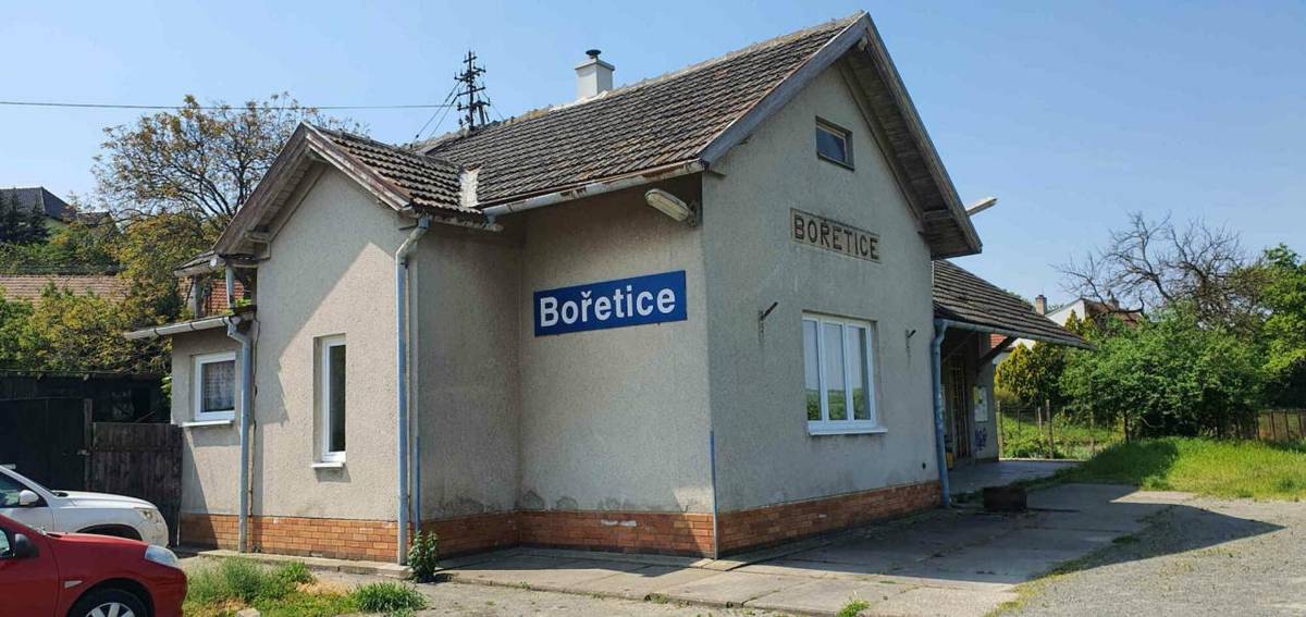 Vážení spoluobčané,   od 13. do 22. května zavedla Správa železnice výluku na trati.Níže najdete výlukový jízdní řád.   Upozorňujeme, že zastávka pro autobusy náhradní dopravy bude v obci na "autobusáku".