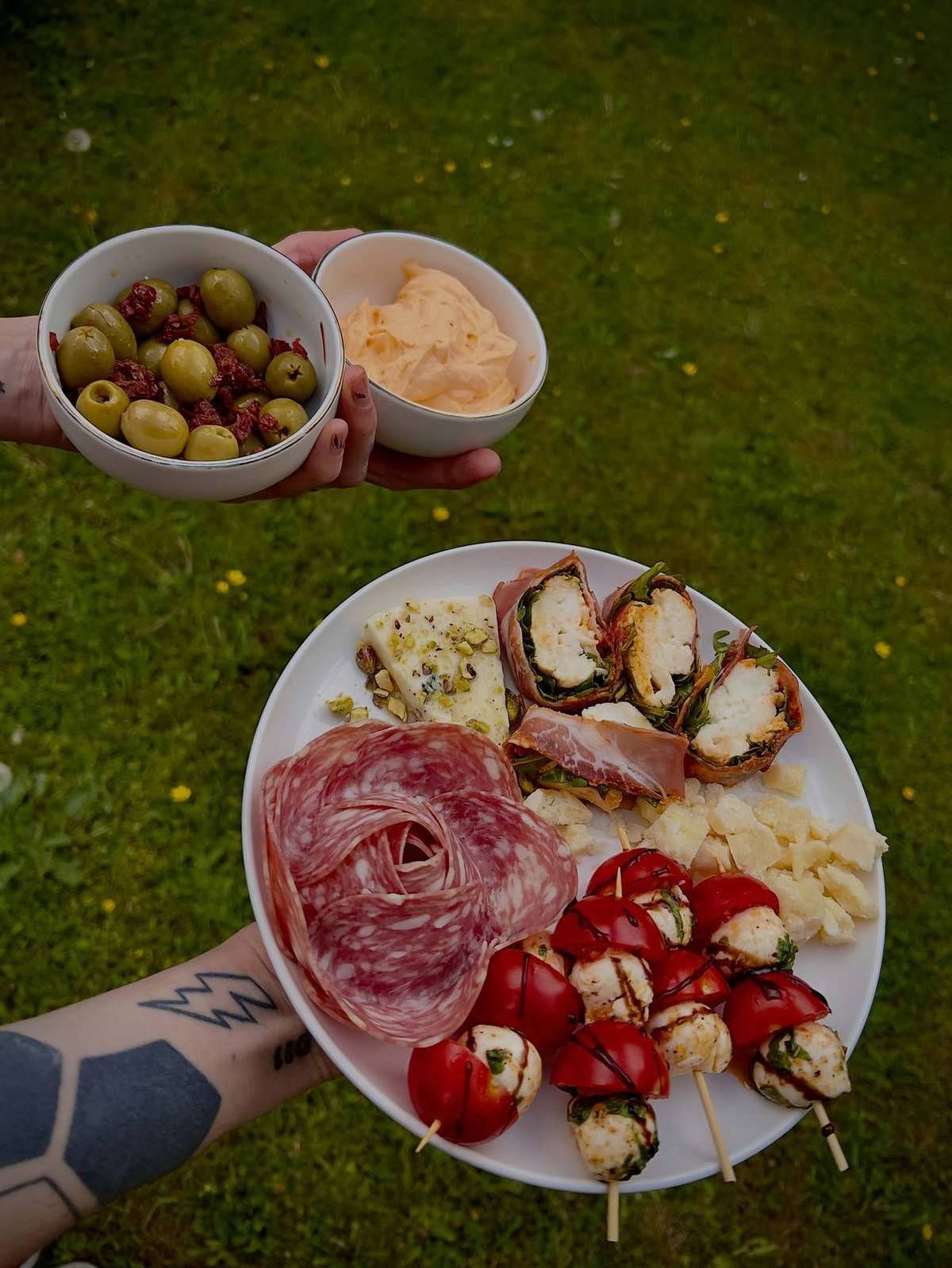 TAPAS & Spritz  - pozvánka od našich nových nájemců v kiosku v Mokrovousích u koupaliště.       V pátek 15.5. se promění naše bistro na malý italský aperitivo večer. Dobré jídlo, spritz, sdílení tapas v italském stylu a atmosféra, kvůli které se nikomu nechce domů.      Tapas board připravujeme vždy čerstvé a v omezeném množství, proto je potřeba rezervace předem do zpráv zde na instagramu, na messengeru nebo na telefonním čísle 604979557       výběrové salámy a sýry  caprese špízy s balsamicem  šlehaná ricotta se sušenými rajčaty  italské rolky s prosciuttem, rajčatovým pestem, rukolou a mozzarellou  domácí focaccia  grissini  arancini    Tapas board pro 2 osoby — 315 Kč   A protože bez drinku by to nebylo ono:  Mateřídouškový Spritz k tapas jen za 49 Kč, samostatně za 99 Kč.