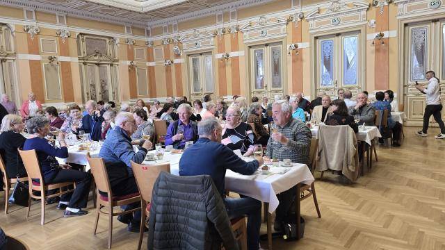 Druhé letošní setkání 75letých Přerovanů se uskuteční v úterý 26. května v Městském domě. Senioři by měli svou účast potvrdit nejpozději do 18. května. Prezence pozvaných začne ve 14.30, samotný program odstartuje v 15 hodin. Jubilanti se mohou těšit na vystoupení dětí ze Základní školy Boženy Němcové. K tanci i poslechu zahraje kapela, připraven bude také fotokoutek a dárky, které seniorům předají zástupci města. Zbývající letošní jubilanti se setkají 22. září.