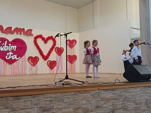 Pri príležitosti Dňa matiek sa 10. mája konal kultúrny program, na ktorom sa predstavili deti z tunajšej materskej a základnej školy, ako aj detský folklórny súbor Ďatelinka. Všetky prítomné ženy obdržali aj milý darček v podobe kvetinky osteospermum.